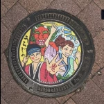 イオン岡山対面の横断歩道前（「うらじゃ」マンホール）