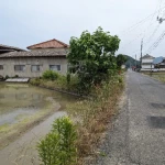 民家に残っている路線跡（井笠鉄道 矢掛線・遺構めぐり）