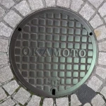 岡本商店街（神戸市デザインマンホール（25 種類））