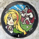 二階堂サキ（ドライブイン鳥・伊万里店前）（ゾンビランドサガ・マンホール）