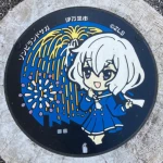 紺野純子（JR伊万里駅前・駅前公園）（ゾンビランドサガ・マンホール）