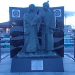 織田信秀と土田御前と吉法師（勝幡駅前）（戦国時代の武将像コレクション）